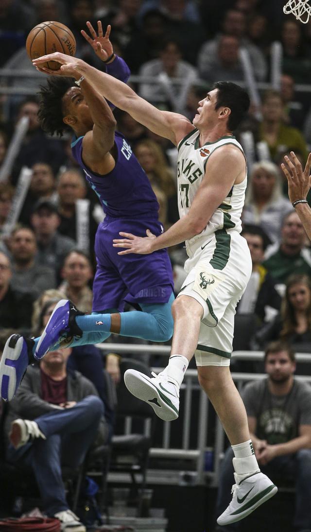 雄鹿完胜天津队，戈贝尔带队取胜