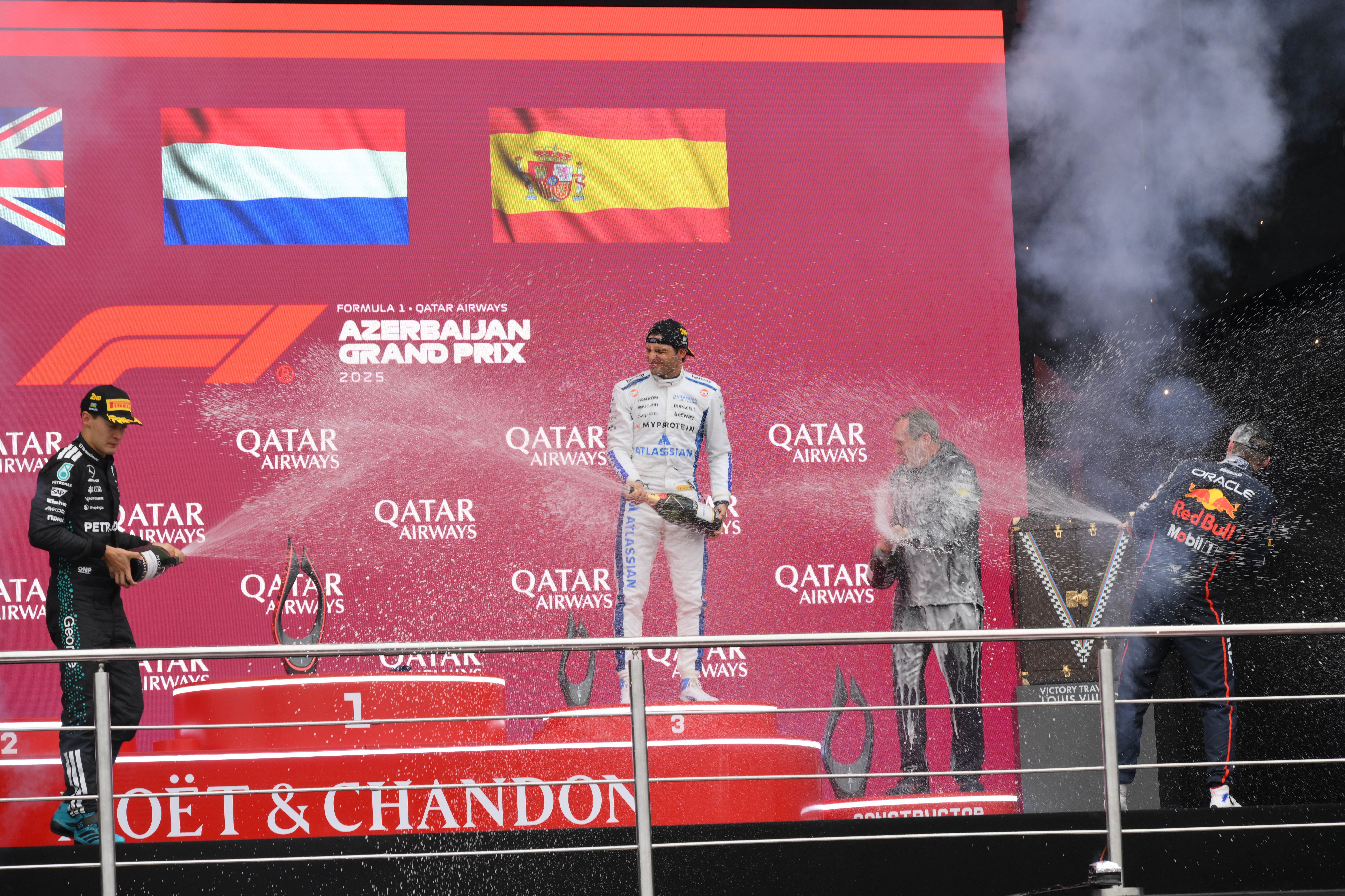 红牛车队险胜索伯车队，塞恩斯关键制胜