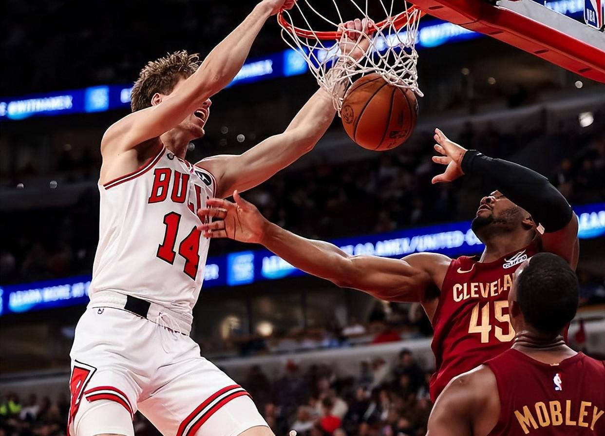 尼克斯横扫公牛，戈贝尔统治全场