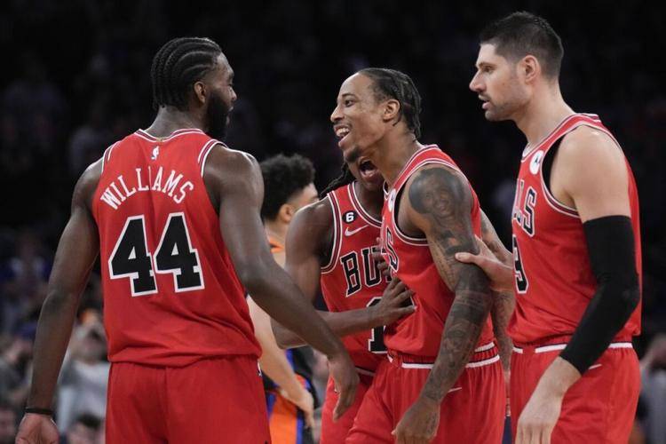 尼克斯横扫公牛，戈贝尔统治全场