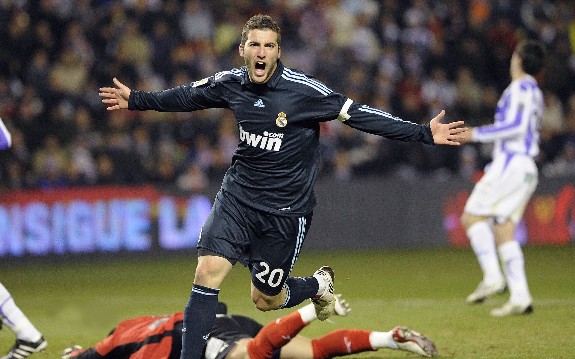 意甲焦点战之夜，马克西冠军级表现，照亮蓝黑军团的荣耀之路