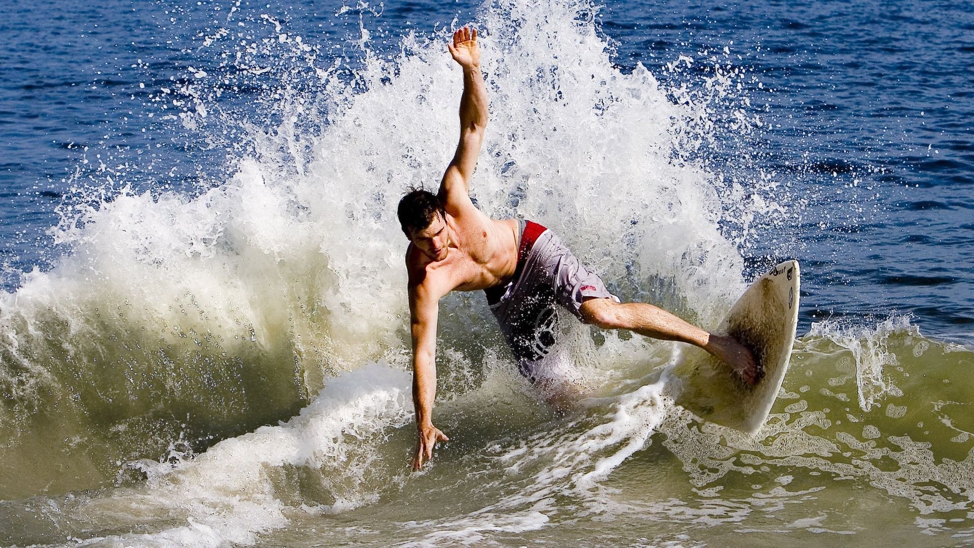 沙特巅峰对决,当莱奥在F1街道赛接管比赛,爱尔兰为何饮恨?