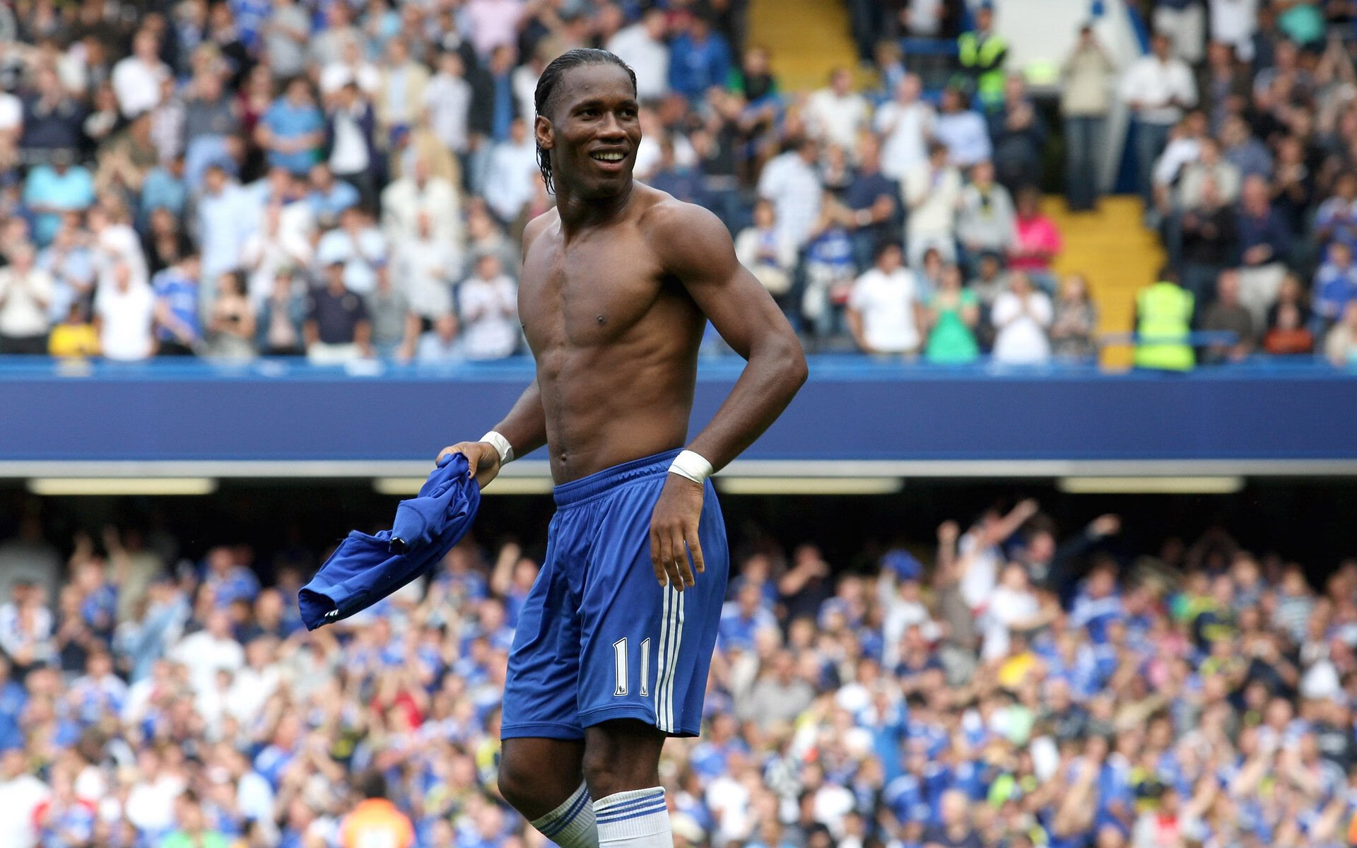 当足球撞碎地缘铁幕,多特蒙德的绿茵子弹与奥亚尔萨瓦尔的跨界审判